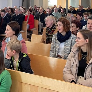 Familienmesse unter dem Thema 'Gott in allen Dingen entdecken'