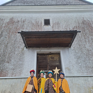 Vor der Friedhofskirche