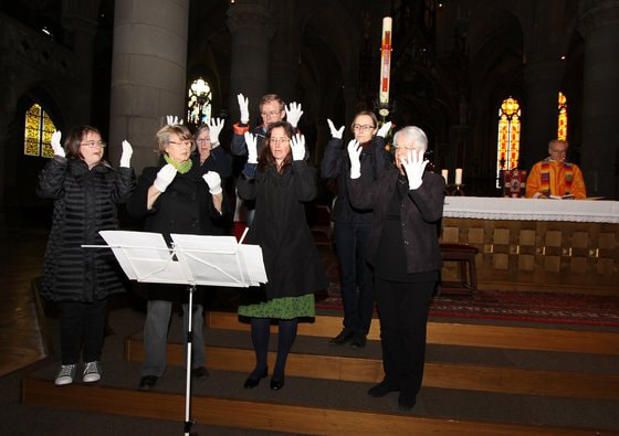 Der Gebärdenchor der Stadtpfarre Urfahr gebärdet die Lieder.