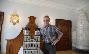 Alois Wirth mit der fertigen Lego-Basilika