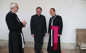 V. l.: Stiftsdechant Mag. Klemens Pillhofer, Bischof Dr. Manfred Scheuer, Propst Mag. Markus Stefan Grasl
