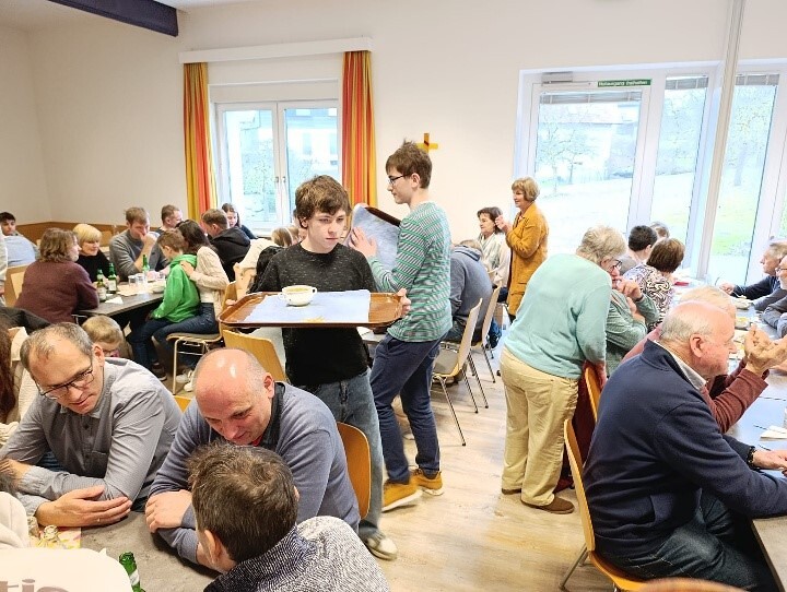 Firmlinge beim Verteilen der Fastensuppe
