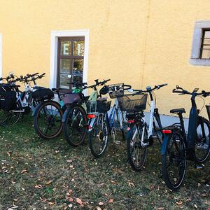 Zahlreiche Fahrzeuge zum Segnen bereit