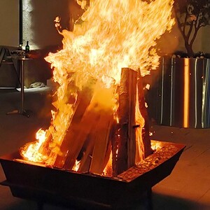 Karsamstag, 19. April: Osterfeuer mit Osteragape nach der Osternacht