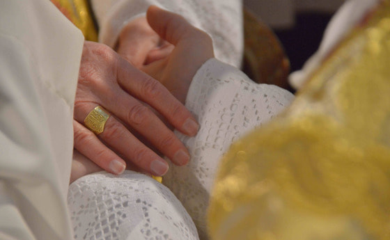 Bischof Ludwig Schwarz salbt die Hände des Neupriesters bei der Priesterweihe