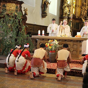 während der Priester für die Gaben betet 