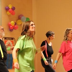 Föhnfarisur trifft Schulterpolster - Das Motto dieses Festes