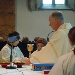 Jungmedizinerin als Ministrantin 