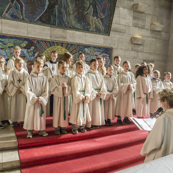 Kinderchor in Alben vor Mosaikwand in Kirche in Österreich