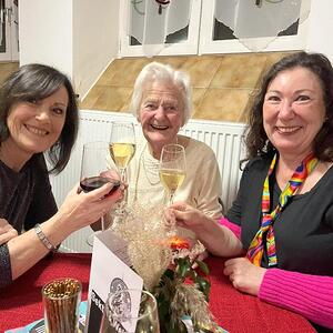 Föhnfarisur trifft Schulterpolster - Das Motto dieses Festes