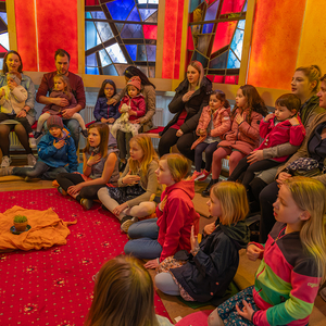 Festgottesdienst mit Kinderkirche im Feierraum