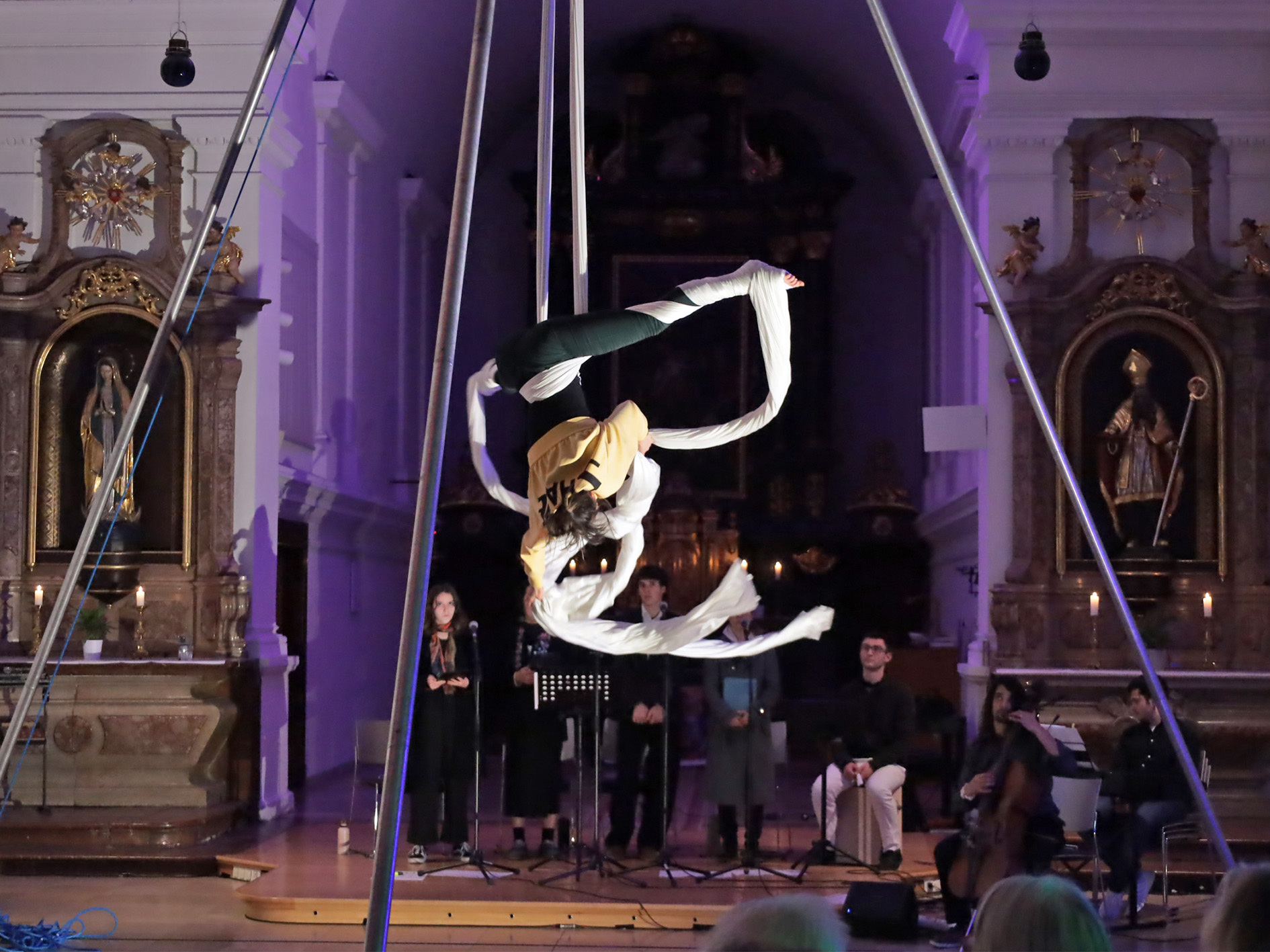 Ein queerer Kreuzweg, der die Lebensrealit?ten queerer Menschen in den Mittelpunkt stellt, die aufgrund ihrer sexuellen Orientierung oder geschlechtlichen Identit?t ihre Heimat verlassen mussten.