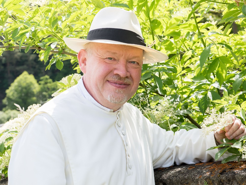 Kräuterpfarrer Benedikt in seinem Garten