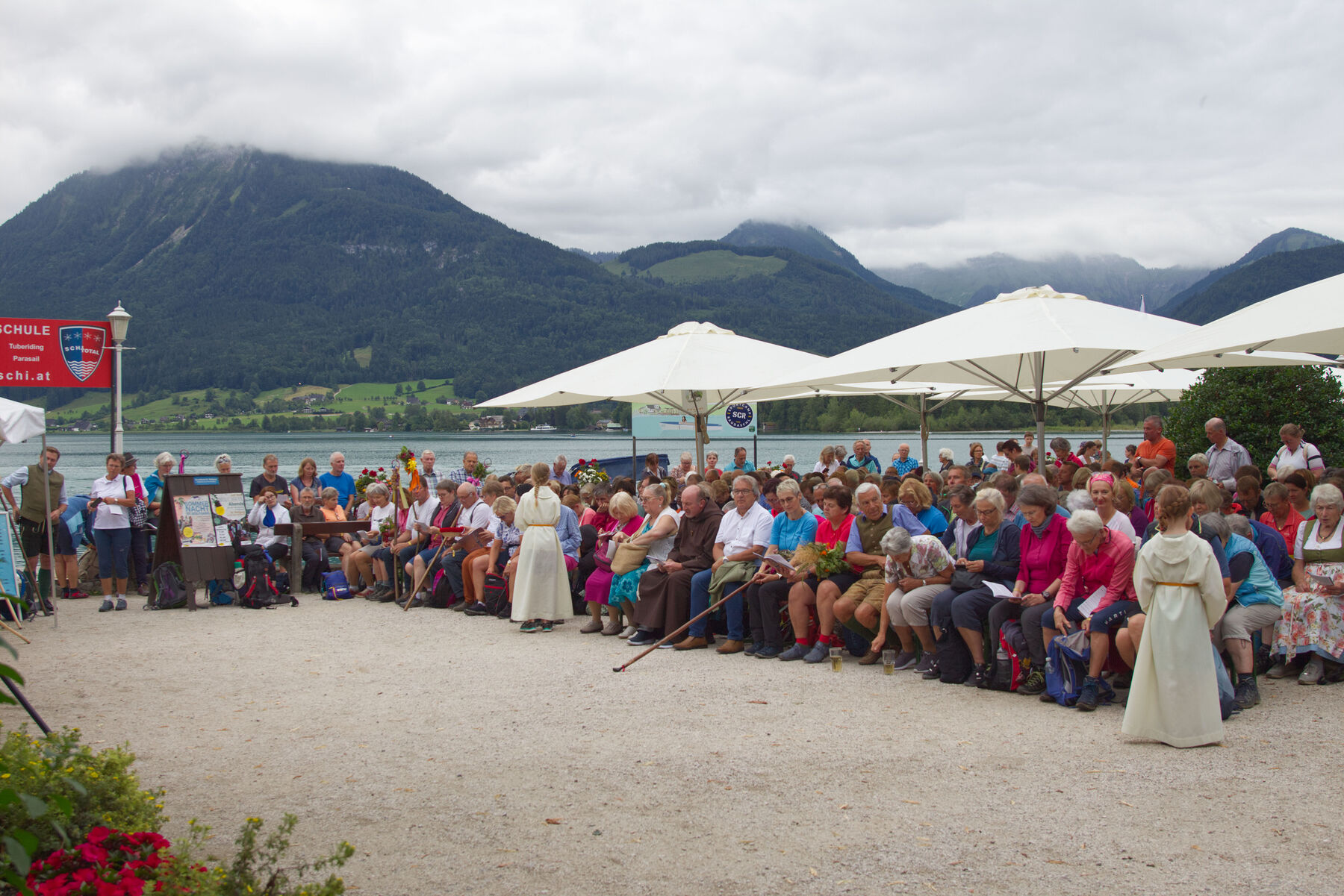 Feiergemeinde beim Pilgergottesdienst / © Diözese Linz / Michael Kraml Über 400 Pilger:innen feierten mit Bischof Manfred Scheuer den Pilgergottesdienst an der Seepromenade in St. Wolfgang.