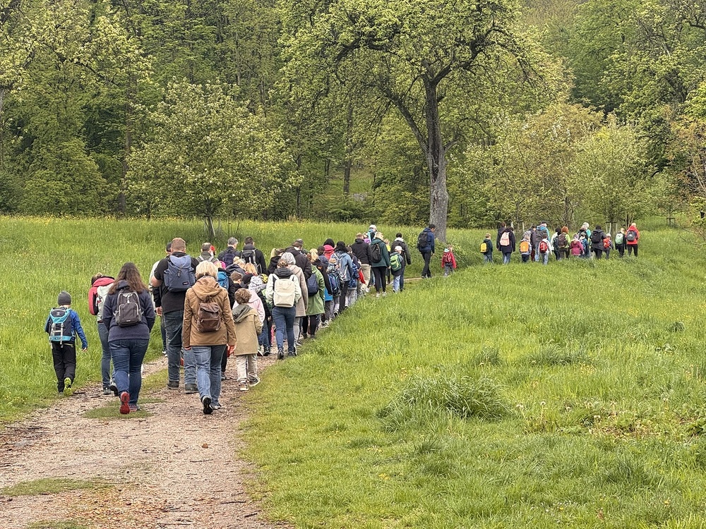 Wanderung der Erstkommunionkinder mit Pat*innen
