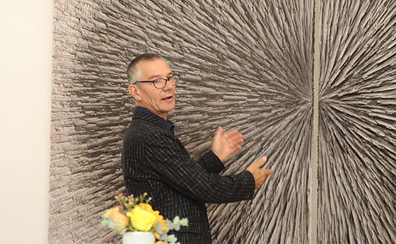 Künstler Alfred Haberpointner erklärt eines seiner Exponate