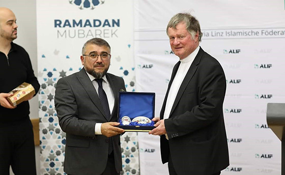 Geschenküberreichung an Bischof Manfred Scheuer durch den ALIF-Vorsitzenden Murat Baser.