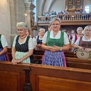 Auch in diesem Jahr banden die Goldhaubenfrauen unzählige, wohlduftende Kräuterbüscherl.