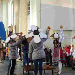 mit den Kindern des Pfarrcaritas-Kindergartens Hl. Familie