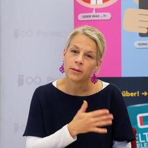 Mag.a Barbara Lanzerstorfer-Holzner von der TelefonSeelsorge OÖ erläutert, was hilfreich sein  kann, wenn sich Stress in der Familie breitmacht und die Last auf den Schultern einfach zu viel wird.