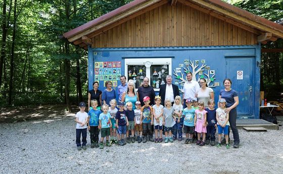 Bischof Manfred Scheuer zu Besuch im Waldkindergarten in Überackern. 