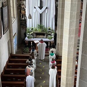 Karfreitag: Feier des Leidens und des Sterbens Jesu mit Kreuzverehrung