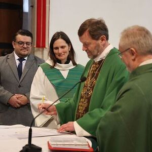 Pfarrer Abt Reinhold Dessl, Pastoralvorständin Maria Krone und Verwaltungsvorstand Daniel Himsl  unterzeichneten das Glaubensbekenntnis.