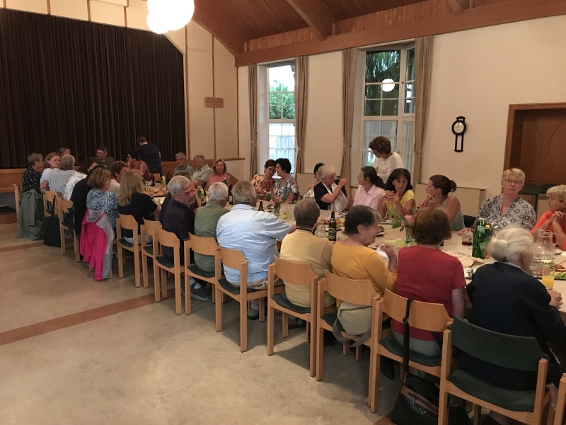 gemütliches Beisammensein im Pfarrsaal