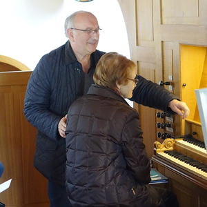 Wolfgang Kreuzhuber mit Teilnehmerin am Ökumenischen Orgelseminar in Rutzenmoos