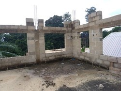 Hier sieht man noch den Zustand der Schule im Allgemeinen und  die nicht vorhandene Dachkonstruktion.