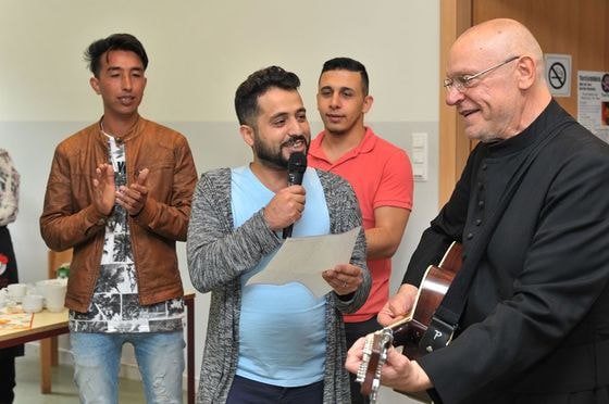 Fadi Alrahil gratulierte dem Jubilar mit einem selbst komponierten Lied auf Arabisch.