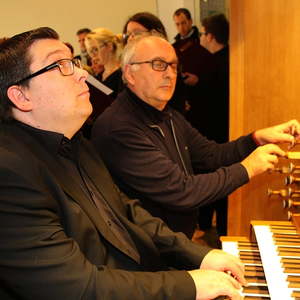 ... während Student Martin mit seinem Lehrer Wolfgang Kreuzhuber an der Orgel sitzt!