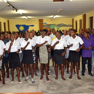 Chor Performance im Internat von Bunya