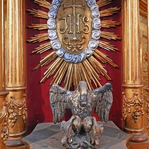 Hochaltar: Tabernakel mit Jesu-Monogramm und Pelikan