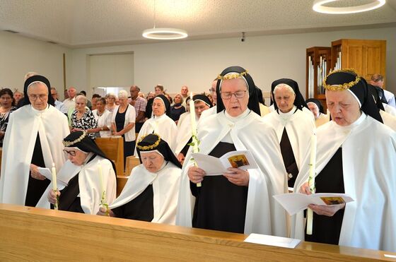 Die Jubilarinnen erneuern ihr Professversprechen. / © Marienschwestern vom Karmel / Sr. Anna Pointinger Die Jubilarinnen erneuern ihr Professversprechen.
