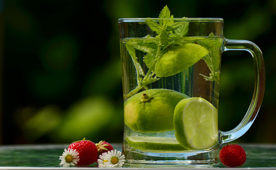 Mit Limette und Minze aufgepepptes Leitungswasser in einer Karaffe