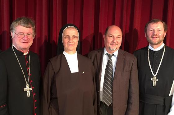 V. l.: Diözesanbischof Manfred Scheuer, Sr. Michaela Pfeiffer-Vogl, Superintendent Dr. Gerold Lehner, Abt Reinhold Dessl