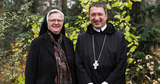 Die beiden Vorsitzenden der neuen Österreichischen Ordenskonferenz, Generalloberin Franziska Bruckner von den Schulschwestern in Amstetten und Erzabt Korbinian Birnbacher aus dem Stift St. Peter  in Salzburg.