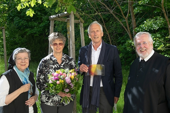 Laudatorin Sr. Beatrix Mayrhofer, Maria Wright und Mag. Ernst Leitner (beide Verein Benedit beWEGt), P. Siegfried Stattmann 