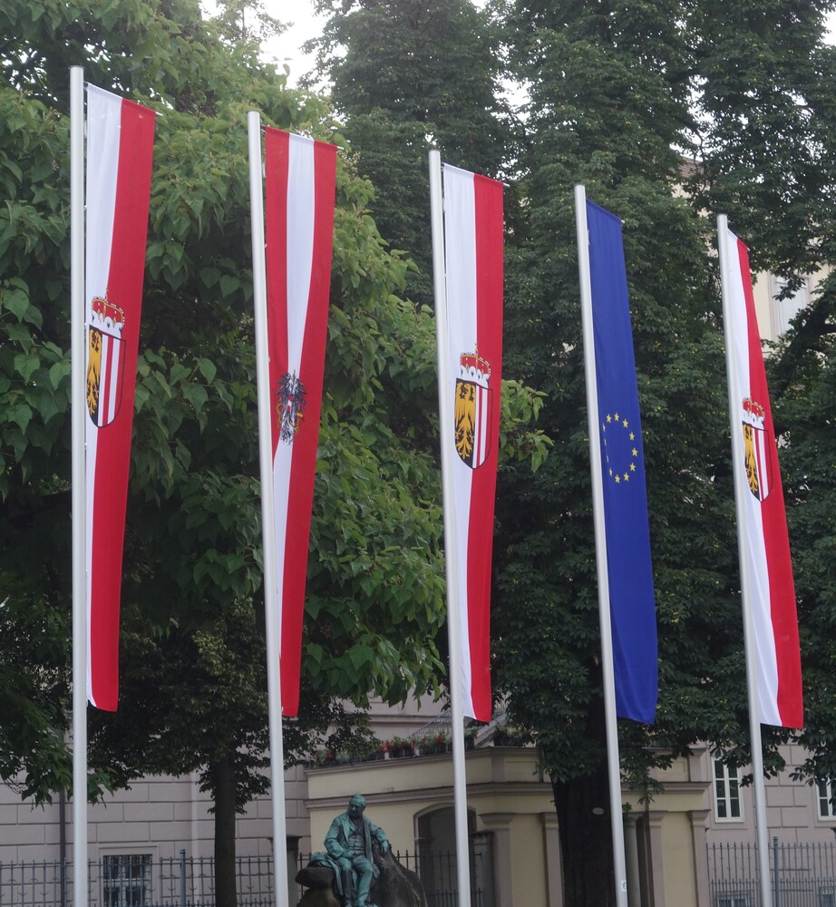 Fahnen vor dem oö Landtagsgebäude