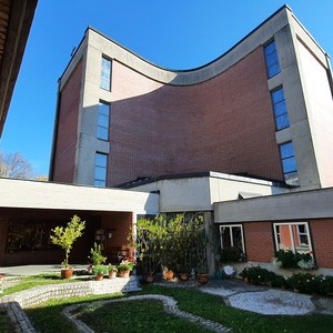 Kirche vom Innenhof aus