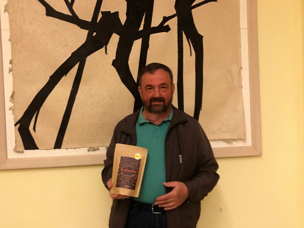 Johann Unfried mit einer Packung fair gehandeltem Kaffee als Dankeschön