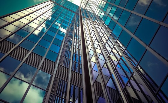 Gebäude mit Spiegelung des Himmels