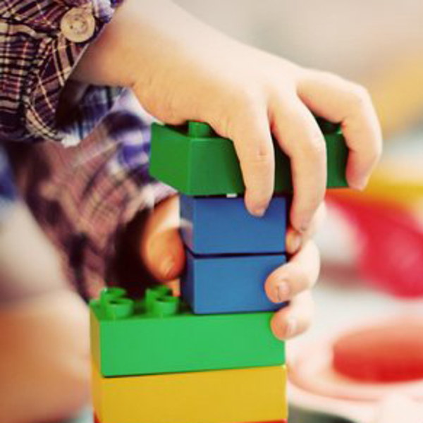 Spiel mit Legosteinen