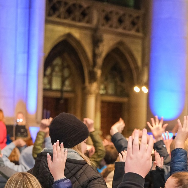 Jugendliche feiern im Linzer Dom
