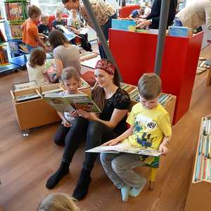 Kindergarten- und Volksschulkinder zu Besuch in der Bücherei