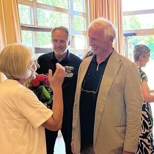 Blumen und viele gute Wünsche für die Zukunft!