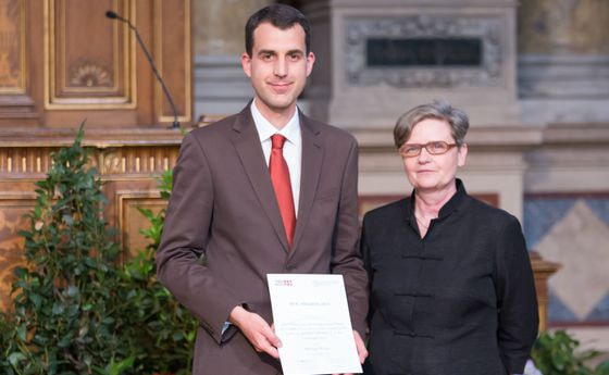 Univ.-Ass. Dr. Philipp Klutz mit Univ.-Prof.in Dr.in Weigelin-Schwiedrzik, Vizerektorin für Forschung und Nachwuchsförderung der Universität Wien. 