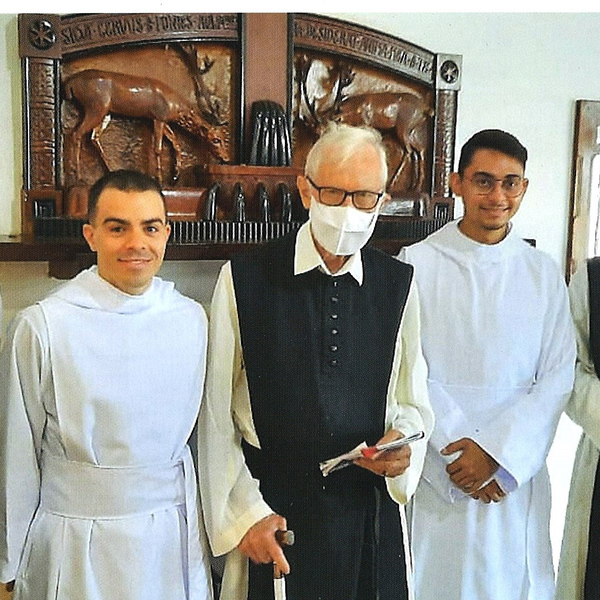 Freude über zwei Novizen im Kloster Jequitibá