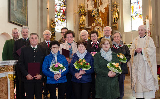 Pfarre Kopfing ehrt langjährige Kirchenchormitglieder